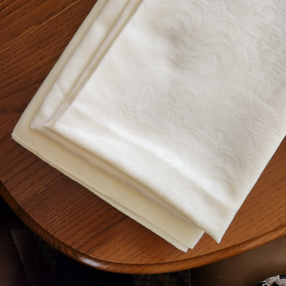 Jacquard Tablecloth and 4 Matching Napkins 52